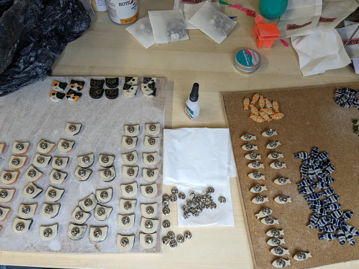 Verlijmen van de pinnetjes of magneetjes